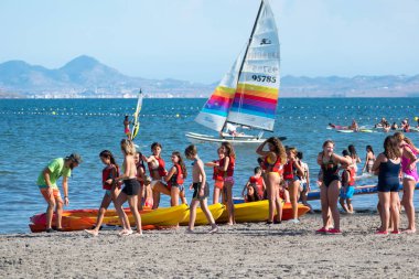 Murcia, Ispanya, 17 Temmuz 2019: mutlu çocuklar sahilde oynarken gün zaman.