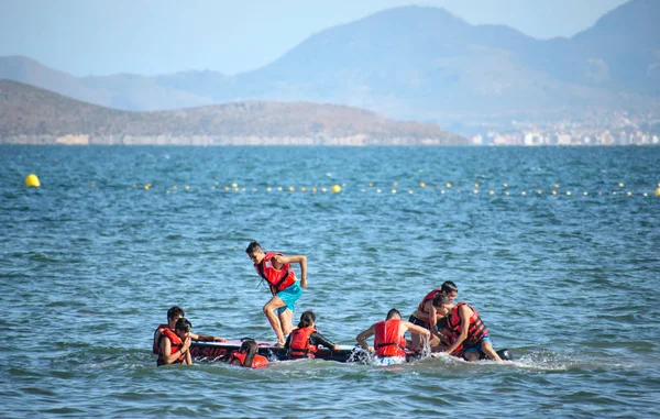 Murcia, Ispanya, 17 Temmuz 2019: mutlu çocuklar sahilde oynarken gün zaman. — Stok fotoğraf