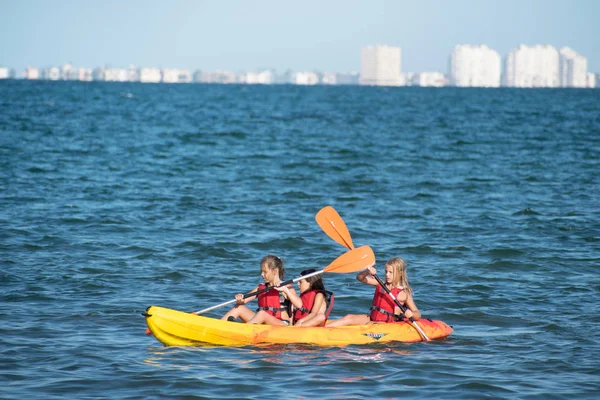 Murcia, Spanien, 17 juli, 2019: glada barn som leker på stranden på dagen tid. — Stockfoto