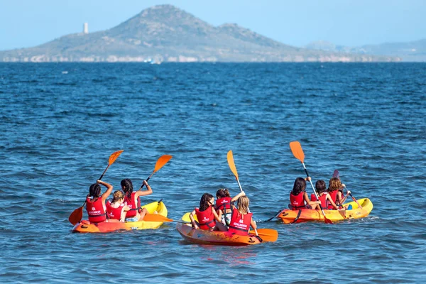 Murcia, Spanien, 17 juli, 2019: glada barn som leker på stranden på dagen tid. — Stockfoto