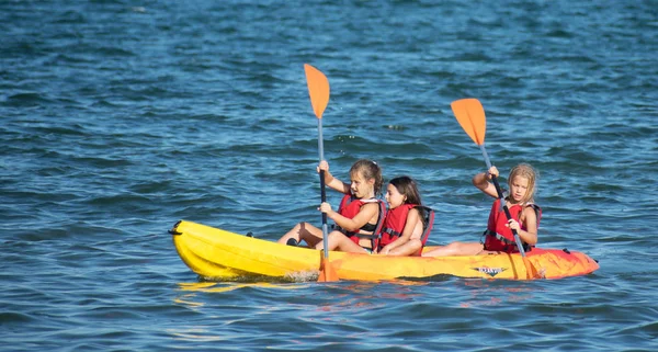 Murcia, Spagna, 17 luglio 2019: Bambini felici che giocano sulla spiaggia durante il giorno . — Foto Stock