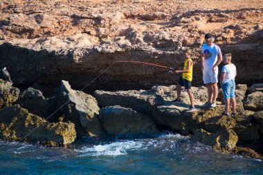 Barselona, İspanya, 22 Ağustos 2019: Üç Kardeş plajda balık avlıyor