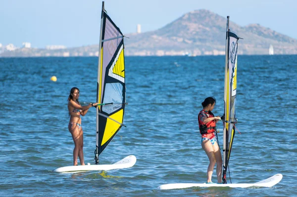 Barselona, İspanya, 22 Temmuz 2019: Windsurf Başlatma. Yelkeni çevirmeyi öğrenen adam. — Stok fotoğraf