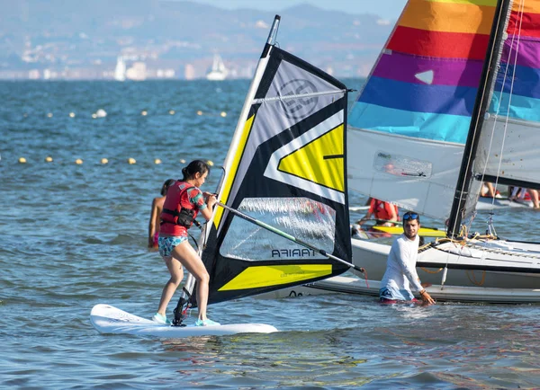 Barcelona, Hiszpania, 22 lipca 2019: rozpoczęcie Windsurf. Człowiek uczenia się obrócić żagiel. — Zdjęcie stockowe