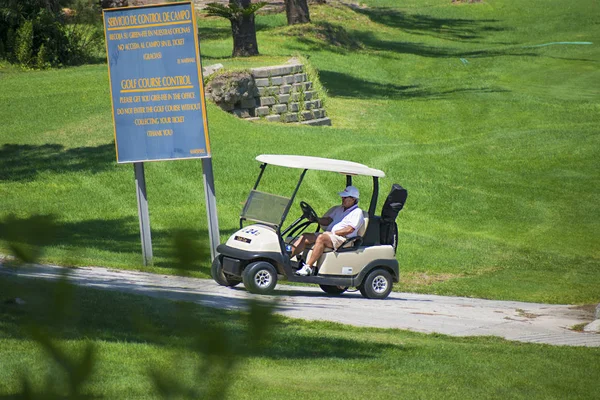 Murcia, Espanha, 25 de agosto de 2019: Sportman montando um carrinho de golfe no campo de goulf — Fotografia de Stock