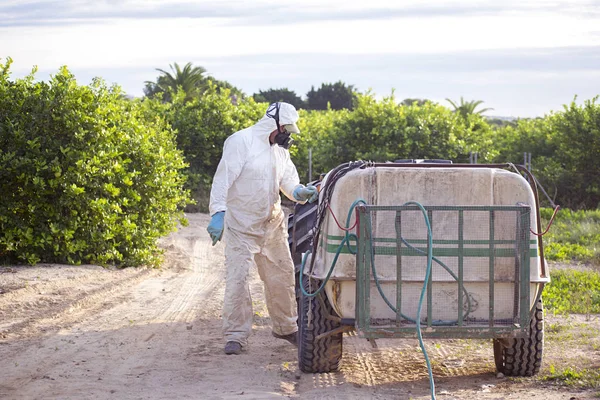 Trabalhador fumigando plantação de limoeiros em Espanha — Fotografia de Stock