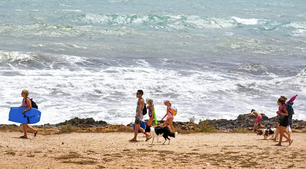 Murcia, Espanha, 29 de agosto de 2019: Pessoas se divertindo na praia no verão — Fotografia de Stock