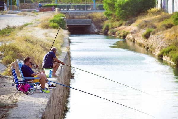 西班牙阿利坎特，2019年8月28日：两名男子在河边钓鱼 — 图库照片