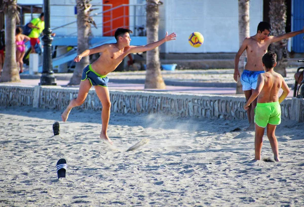 Barcellona, 20 agosto: I bambini giocano a calcio in riva al mare — Foto Stock