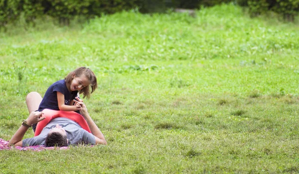 Caravaca, Espanha, 12 de setembro de 2019: Família passa o tempo de lazer em piquenique em dia ensolarado no parque natural. Famílias com crianças e cães de estimação desfrutando de seus livre, férias, férias em piqueniques parque . — Fotografia de Stock