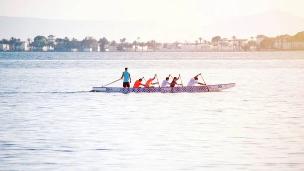 Lo Pagan, Murcia, İspanya, 18 Haziran 2020: Sporcular Murcia, İspanya 'da antrenörlerinin talimatıyla aynı hızda kürek çekiyorlar. Yaz boyunca kano yapmak — Stok fotoğraf