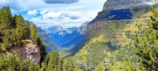 Ordesa Ulusal Parkı, Pireneler, İspanya 'ya dağların, vadilerin, göllerin ve suyun güzel manzarası düşüyor.