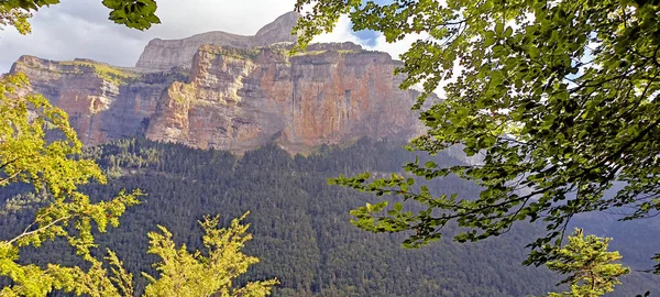 オルデサ国立公園、ピレネー山脈、スペインの葉のフレームの中に山の谷の美しい自然景観 — ストック写真