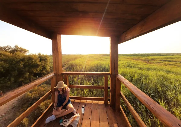 Giovane ragazza carina al punto di vista guardando la vista della natura durante il tramonto — Foto Stock