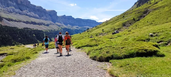 Bir grup gezgin, Ordesa ulusal parkında yürüyüş yapan insanlar, Pireneler, İspanya
