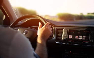 Murcia, İspanya, 14 Eylül 2020: araba süren adam. GPS izleyici navigatörü olan modern gösterge panelinin iç görünümü