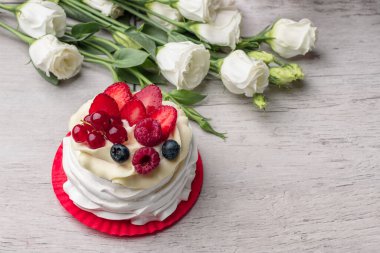 Kremalı Pavlova kremalı ve ahudududulu, yaban mersinli, çilekli, üzümlü