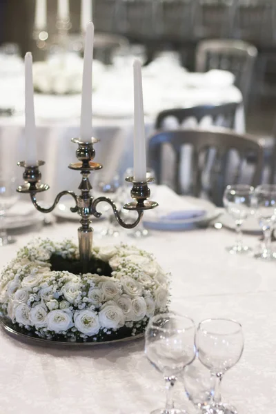 Arreglo Redondo Blanco Flores Alrededor Del Candelabro Con Velas — Foto de Stock