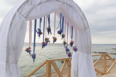 Cam şişelerde çiçekler düğün gününde kemerde asılı durur.