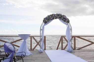 Yerinde kayıt çiçek ve beyaz bez ile dekore edilmiştir için kemer.