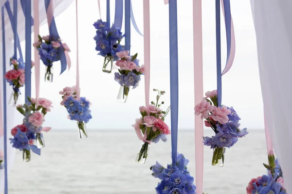 Цветы Стеклянных Колбах Висят Арке День Свадьбы — стоковое фото