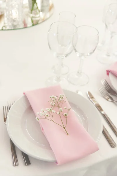 Розовой Салфетке Лежит Белый Цветок Салфетка Лежит Белой Тарелке Столе — стоковое фото