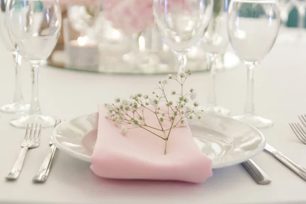 Servilleta Rosa Decorada Con Flor Blanca Está Plato Blanco Restaurante — Foto de Stock