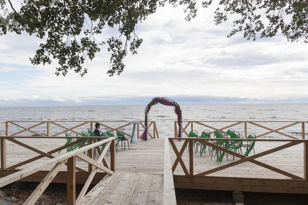 Kemer beyaz kumaş ve çiçekler ile dekore edilmiştir. Düğün töreni körfezin kıyısında