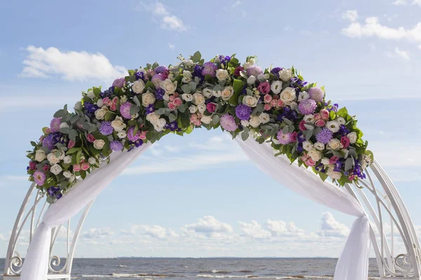 Güzel Çiçek Aranjman kemer üzerinde evlilik kayıt arka plan için mavi gökyüzü. Güzel çiçekler