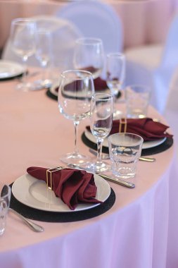 Kestane rengi peçete masanın üzerinde beyaz bir tabakta duruyor.