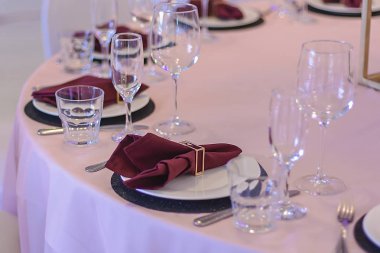 Kestane rengi peçete masanın üzerinde beyaz bir tabakta duruyor.