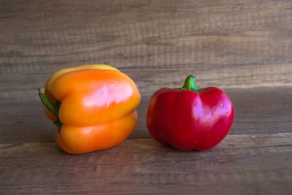 Pimenta Vermelha Amarela Sobre Fundo Madeira — Fotografia de Stock