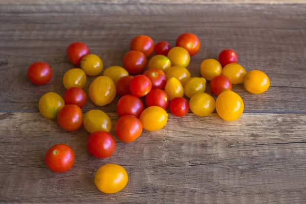 Tomates Frescos Fundo Madeira — Fotografia de Stock