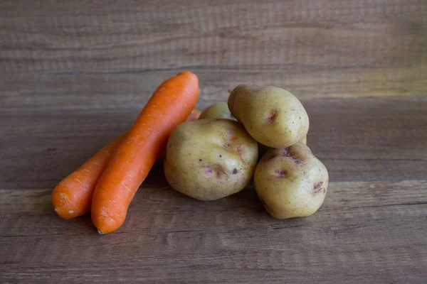 Tahta arka planda taze patates.