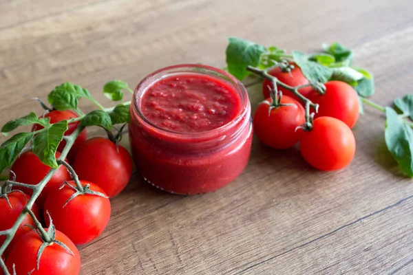 Domates ezmesi, taze domates sosunun korunması. Olgun domatesler.