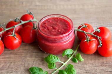 Domates ezmesi, taze domates sosunun korunması. Olgun domatesler.