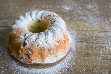 Üzerine pudra şekeri serpilmiş sünger keki.