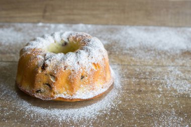 Üzerine pudra şekeri serpilmiş sünger keki.