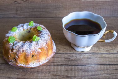 Haşhaş tohumlu kek ahşap arka plan