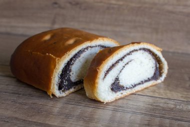 Haşhaş tohumlu kek ahşap arka plan