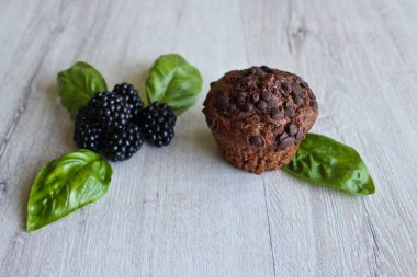 Çikolatalı kekler ve böğürtlenler