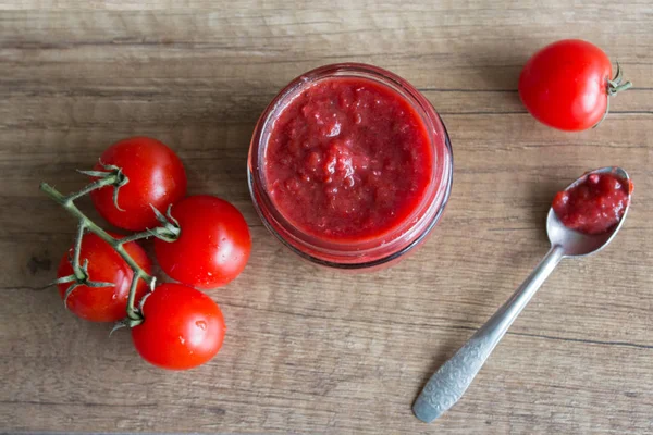 Cam kavanozla domates ezmesi, vişneli domates. Koruma kavramı