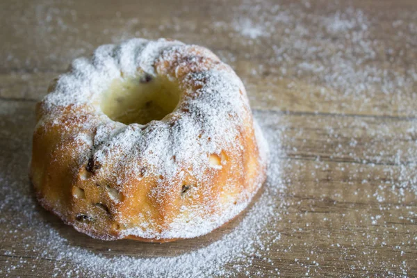 Üzerine pudra şekeri serpilmiş sünger keki.