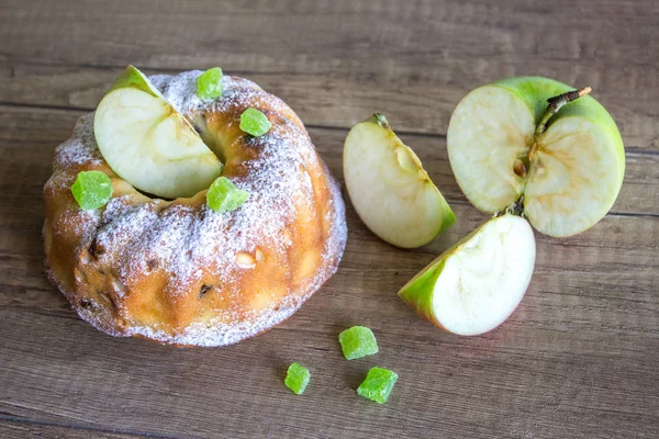 Haşhaş tohumlu kek ahşap arka plan