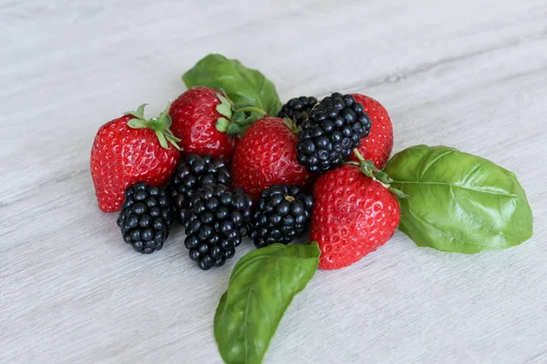 成熟的草莓和黑莓 — 图库照片