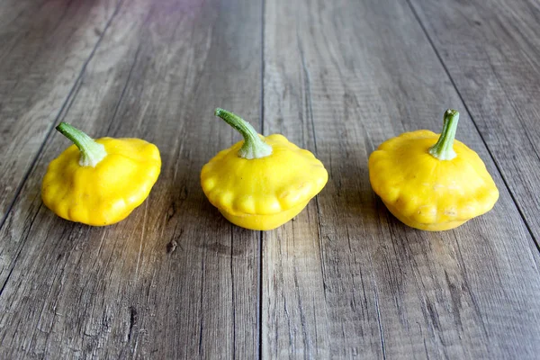 Küçük dekoratif sarı patlıcan, kabak.