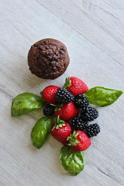 Muffin Chocolate Fresas Frescas — Foto de Stock