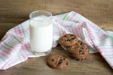 Kurabiye ve süt, sütlü çikolata kurabiye