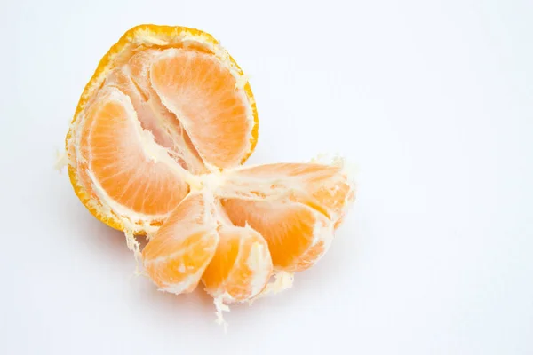 Soyulmuş mandalina, beyaz bir arka plan üzerinde mandalina izole