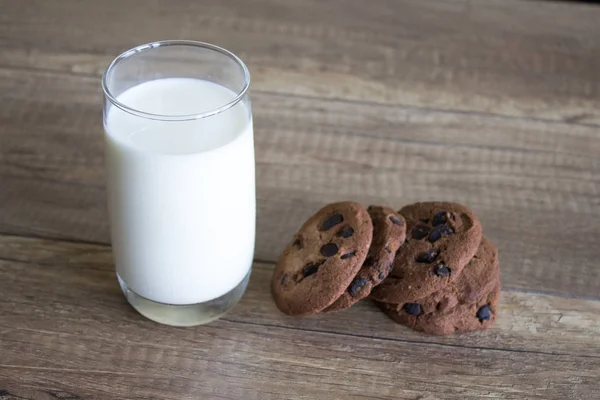 Galletas Leche Galletas Chocolate Con Leche Sobre Fondo Madera Desayuno —  Fotos de Stock